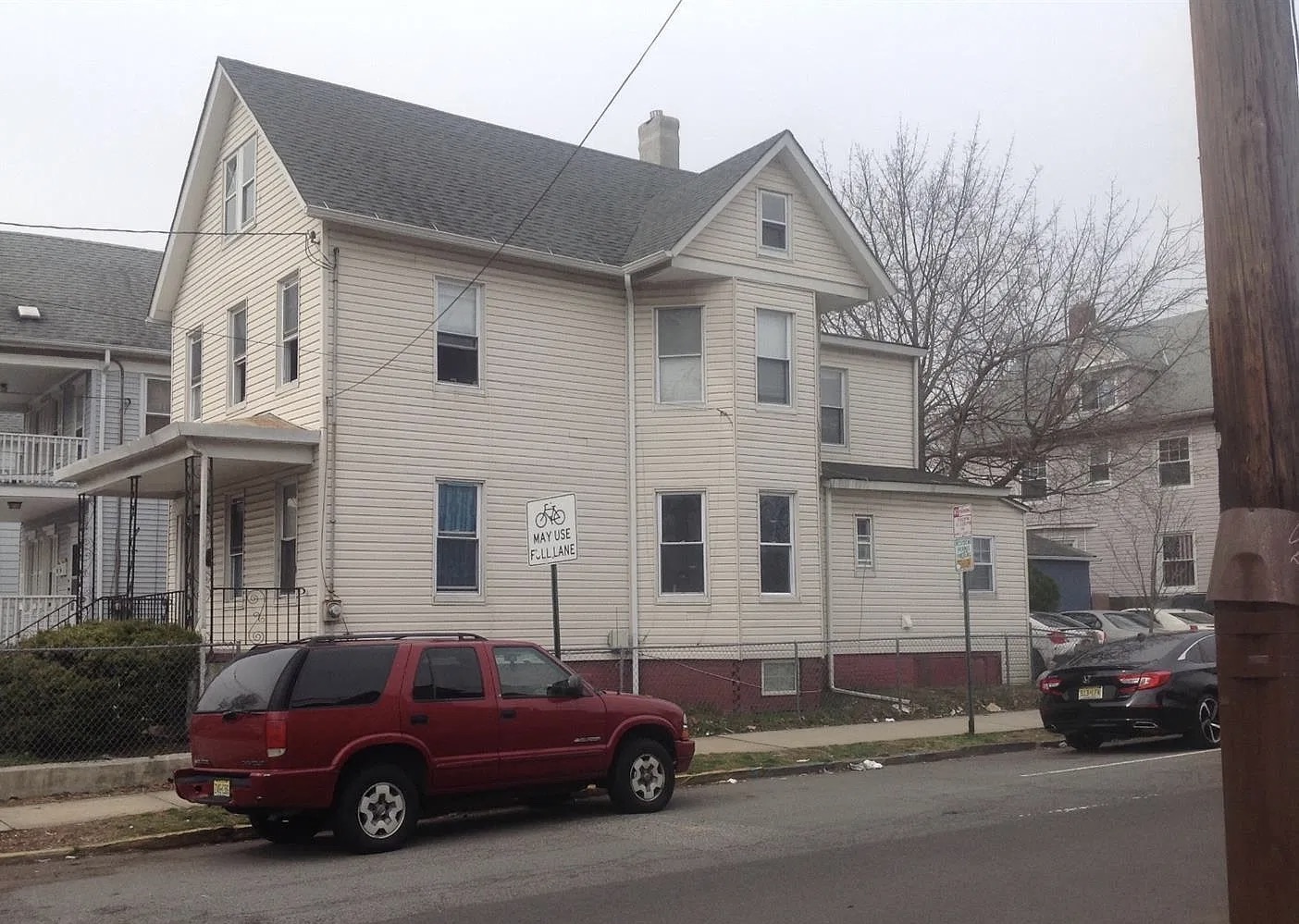 215 Hamilton St, 5 Bed 2 Bath, Fully Renovated, 8-10 mins walk to Yard bus stop, good for 10 people, $6,500/mo - Image 1