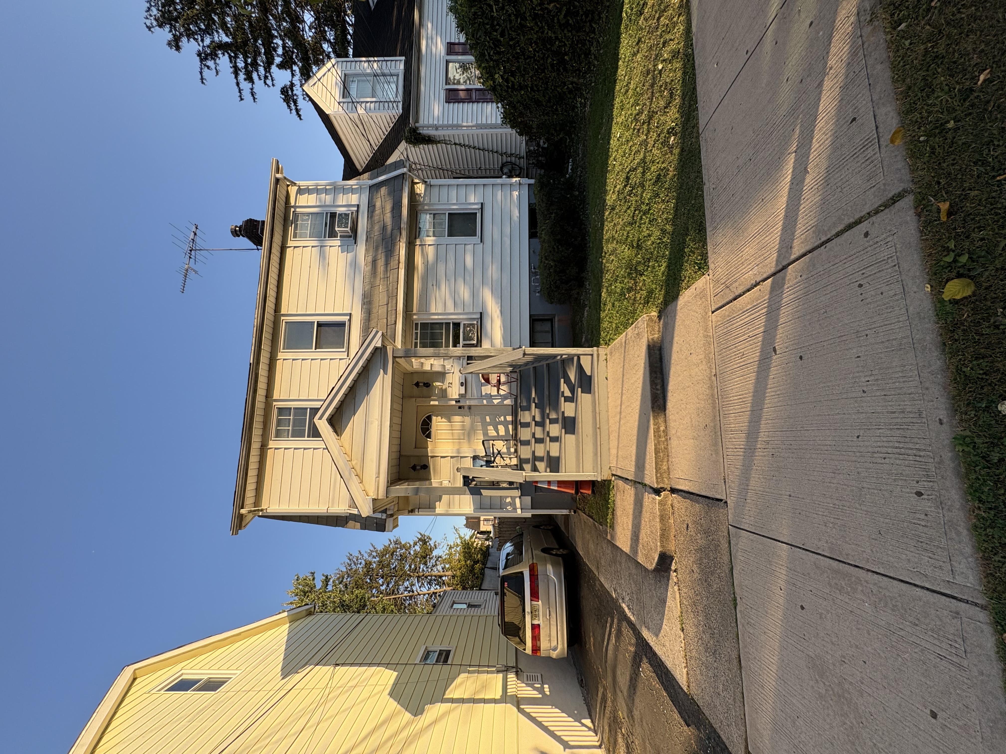 72 Huntington. Huge 6 bedroom, 2 bath house. Large Private yard. Free onsite laundry. - Image 1
